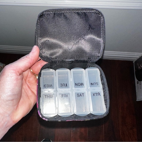 Vera Bradley Pirouette Pink Travel Bag and Pill Case - Picture 10 of 14